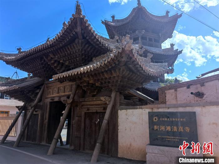 圖為集漢、藏、伊斯蘭風(fēng)格于一體的700年歷史的全國重點(diǎn)保護(hù)文物——阿河灘清真寺?！埡ｖ?攝