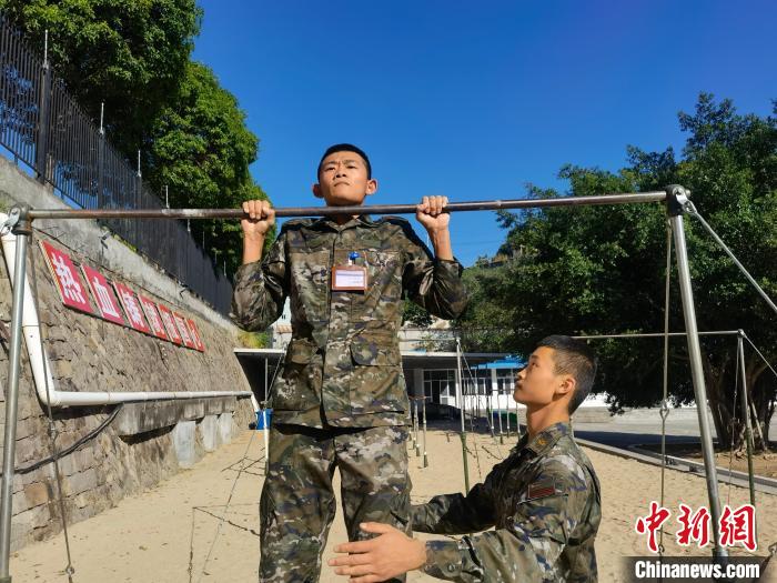 新兵尤云龍正在進(jìn)行器械訓(xùn)練?！●R濤 攝