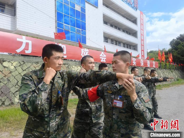 新兵尤云龍(左)不斷向一名合格軍人蛻變?！￡愴?攝