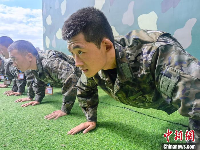尤云龍正在和戰(zhàn)友進(jìn)行體能訓(xùn)練?！×志杆?攝