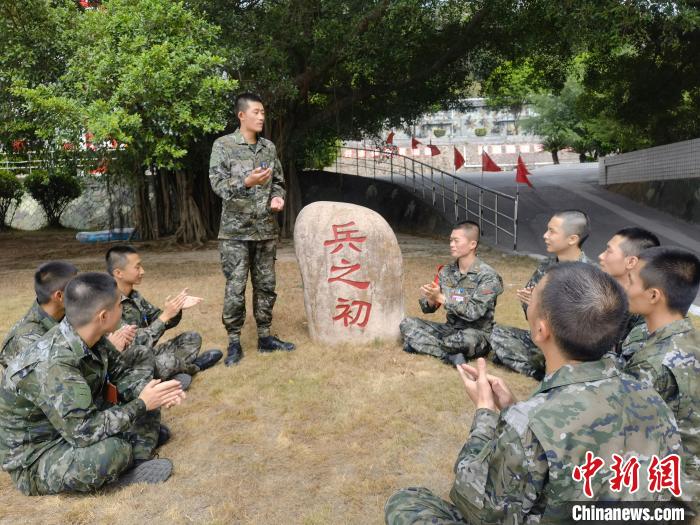 尤云龍為戰(zhàn)友講述父輩保家衛(wèi)國的故事。　鐘煒俊 攝