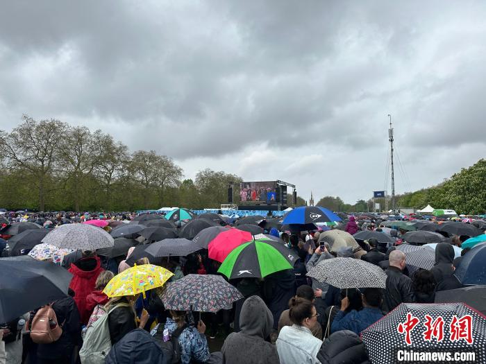 當(dāng)?shù)貢r(shí)間5月6日，英國(guó)國(guó)王查爾斯三世的加冕儀式舉行。民眾雨中觀看儀式。　歐陽(yáng)開(kāi)宇 攝