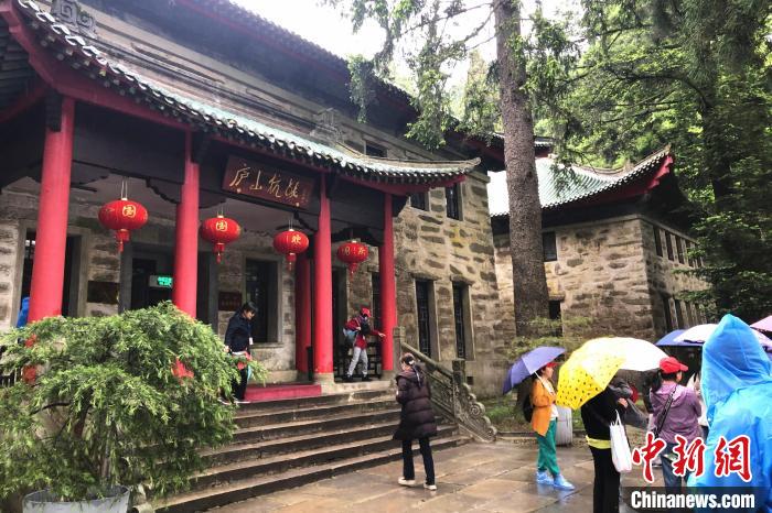 圖為在廬山抗戰(zhàn)博物館外，有不少等待參觀的游客?！蛆i泉 攝