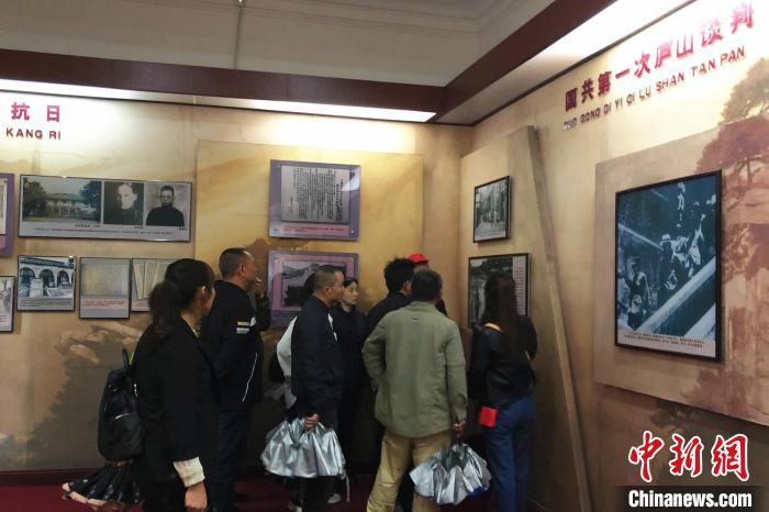 圖為游客在廬山抗戰(zhàn)博物館內參觀?！蛆i泉 攝