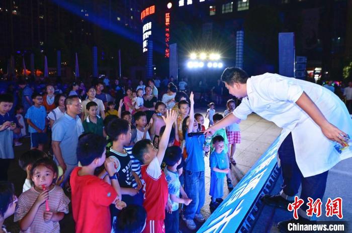 2023年鷹潭市“好奇心”科普節(jié)吸引了不少孩子踴躍參與?！≈鬓k方 供圖