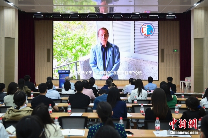 5月30日，<a target='_blank' href='/'>中新社</a>第二屆“東西問智庫”主題論壇在北京舉行，多位中外專家圍繞“AI革命與文明進(jìn)化”展開討論。圖為美國加州理工學(xué)院電氣工程和計(jì)算機(jī)科學(xué)教授、人工智能專家亞瑟·阿布-穆斯塔法通過視頻在論壇上作主旨演講。<a target='_blank' href='/'>中新社</a>記者 田雨昊 攝