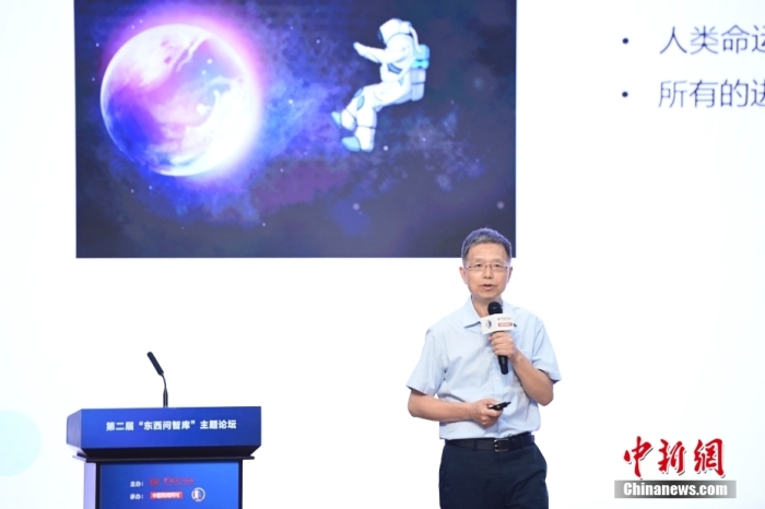 5月30日，<a target='_blank' href='/'>中新社</a>第二屆“東西問智庫”主題論壇在北京舉行，多位中外專家圍繞“AI革命與文明進(jìn)化”展開討論。圖為北京大學(xué)新聞與傳播學(xué)院教授胡泳在論壇上作主旨演講。<a target='_blank' href='/'>中新社</a>記者 田雨昊 攝