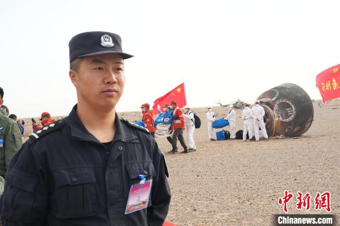 圖為阿拉善邊境管理支隊(duì)民警在著陸場(chǎng)開(kāi)展安保工作?！埥?攝