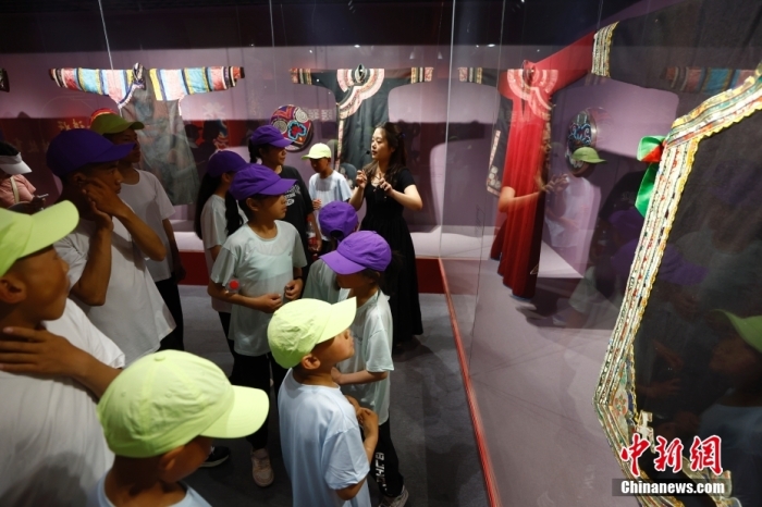 圖為藏族青少年們參觀民族博物館。<a target='_blank' href='/' _fcksavedurl='/'><p  align=