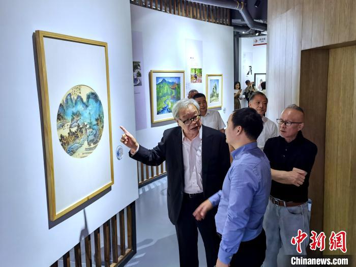 海峽兩岸藝術(shù)家畫展上，藝術(shù)家進(jìn)行藝術(shù)交流。　付敬懿 攝