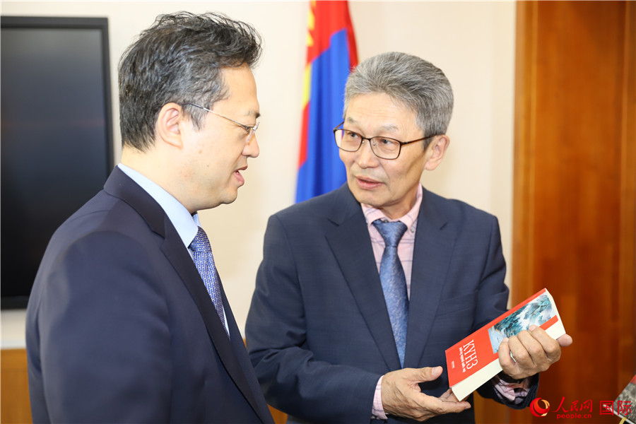 其米德策耶（右一）向李峙介紹翻譯成果。人民網(wǎng)記者 霍文攝