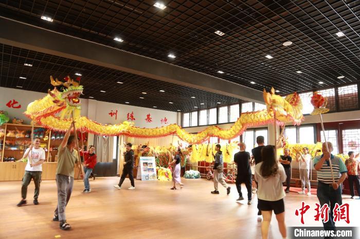 臺(tái)胞臺(tái)屬體驗(yàn)舞龍?！≈芪的裙﹫D