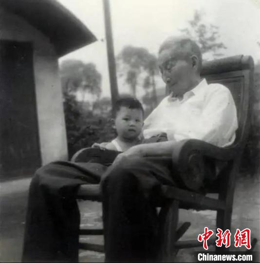 陳望道與幼年的陳曉帆?！￡悤苑﹫D