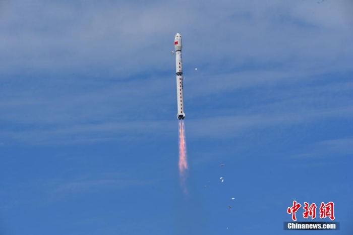 8月3日11時47分，中國在酒泉衛(wèi)星發(fā)射中心用長征四號丙遙四十四運(yùn)載火箭，成功發(fā)射風(fēng)云三號06星，衛(wèi)星順利進(jìn)入預(yù)定軌道，任務(wù)取得圓滿成功。該衛(wèi)星將接替在軌超期服役的風(fēng)云三號C星，探測數(shù)據(jù)主要用于天氣預(yù)報(bào)、大氣化學(xué)和氣候變化監(jiān)測業(yè)務(wù)及研究。汪江波 攝
