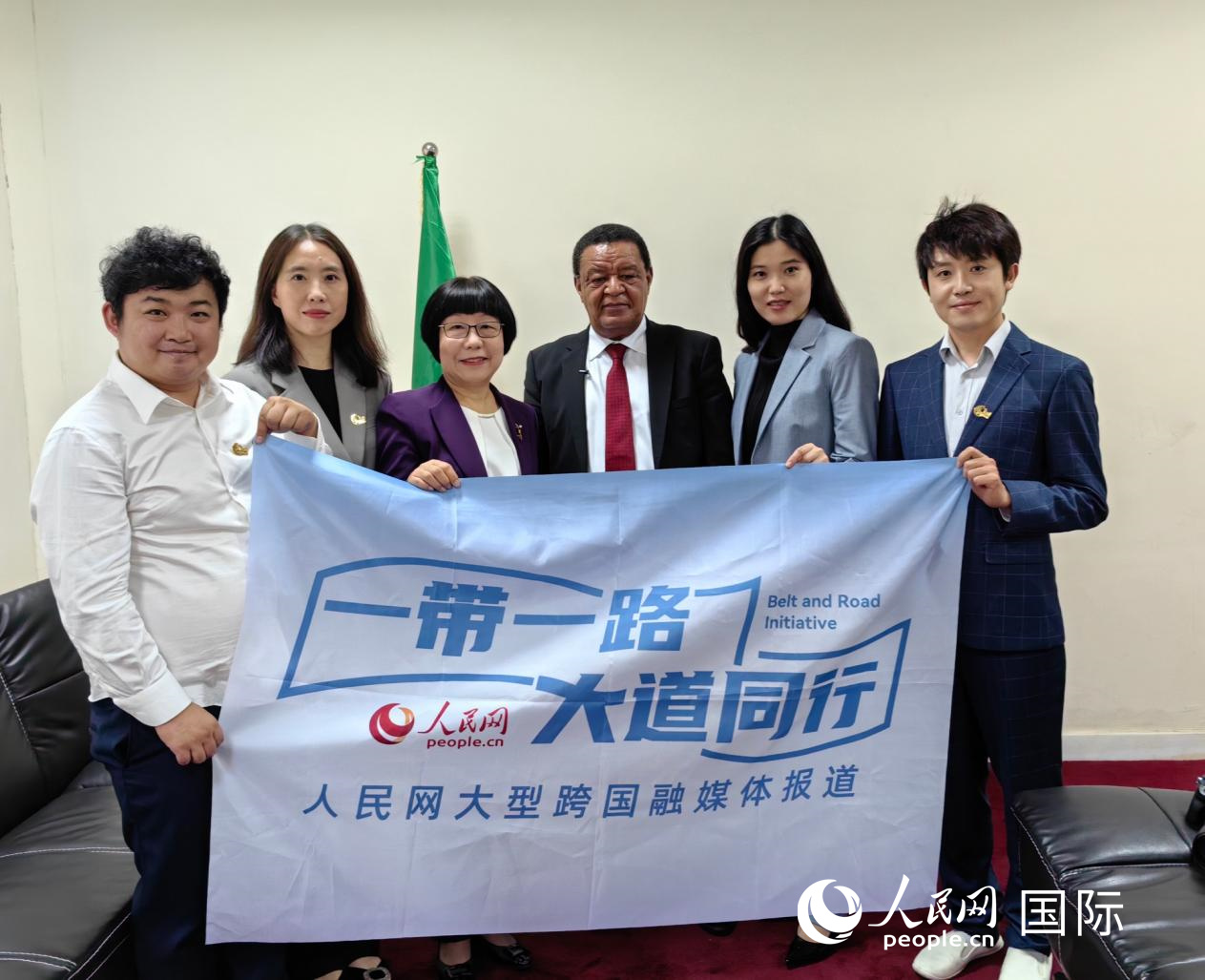 穆拉圖·特肖梅與人民網(wǎng)記者合影。