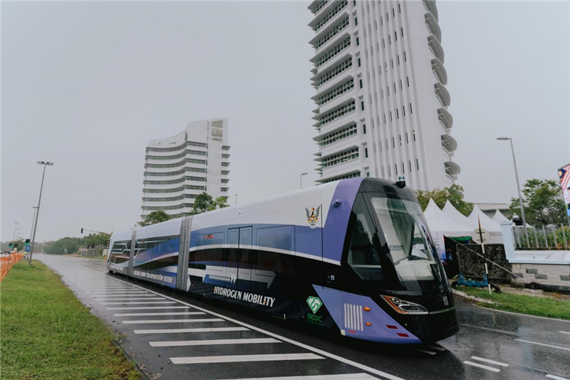 9月6日下午，由中車株洲所自主研發(fā)制造的全球首輛氫能源智軌電車正式亮相馬來西亞砂拉越州古晉市。中車株洲所供圖