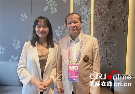 　　△柬埔寨國家奧委會主席、柬埔寨亞運代表團(tuán)團(tuán)長唐坤（右）接受記者采訪