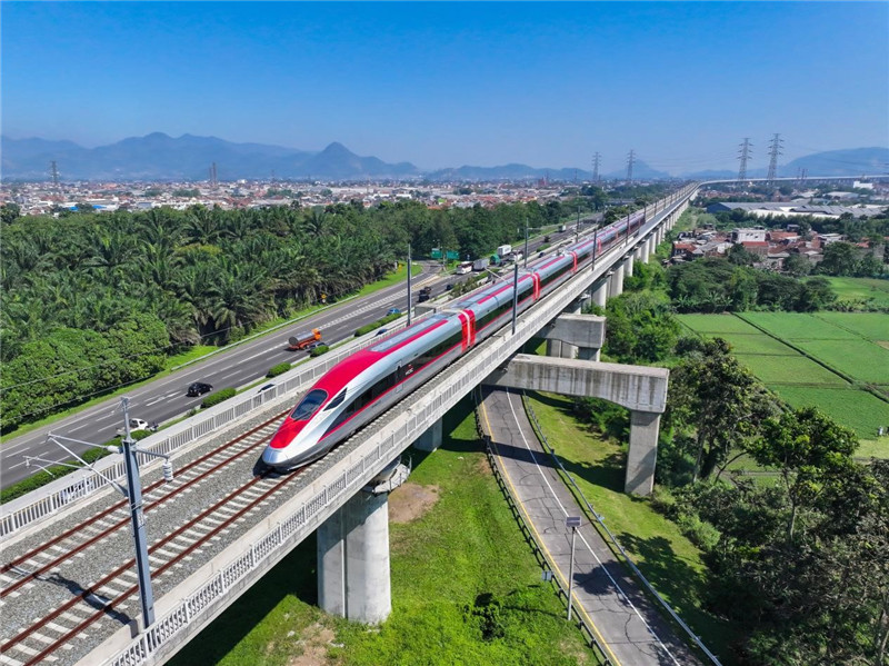 奔馳在雅萬(wàn)高鐵上的動(dòng)車(chē)組。中車(chē)青島四方機(jī)車(chē)車(chē)輛股份有限公司供圖