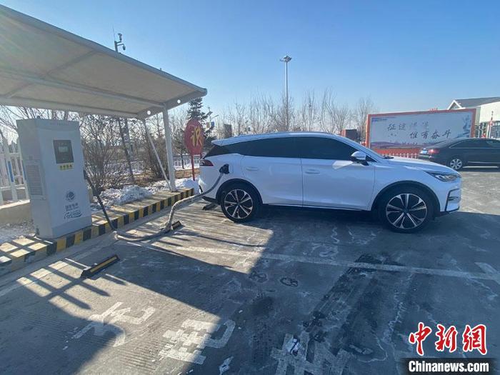 資料圖：新能源汽車正在充電?！±畹?攝