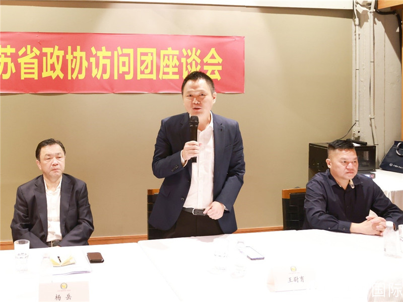 中國(guó)駐里約總領(lǐng)館副總領(lǐng)事王尉育（中）在座談會(huì)上致辭。人民網(wǎng)記者 陳海琪攝