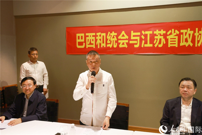 巴西和統(tǒng)會(huì)會(huì)長(zhǎng)王俊曉（中）在座談會(huì)上致辭。人民網(wǎng)記者 陳海琪攝