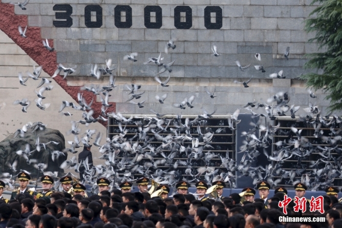 12月13日是第十個南京大屠殺死難者國家公祭日。當天上午，南京大屠殺死難者國家公祭儀式在侵華日軍南京大屠殺遇難同胞紀念館舉行。圖為國家公祭儀式現(xiàn)場。<a target='_blank' href='/'><p  align=