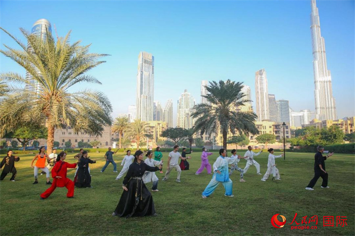 迪拜民眾在練習(xí)太極拳。人民網(wǎng) 塔里克·易卜拉欣攝