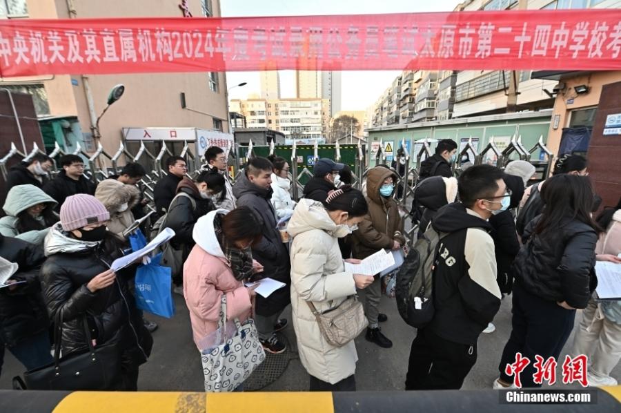 2023年11月26日，山西省太原市，考生步入考場。當(dāng)日，中央機關(guān)及其直屬機構(gòu)2024年度考試錄用公務(wù)員公共科目筆試開考。<a target='_blank' href='/'><p  align=