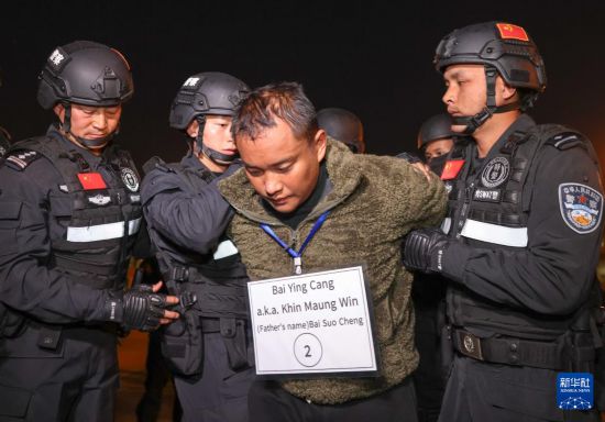 1月30日，在緬甸內比都國際機場，緬甸警方依法向我公安機關移交緬北重大犯罪嫌疑人白應蒼。新華社記者 殷剛 攝