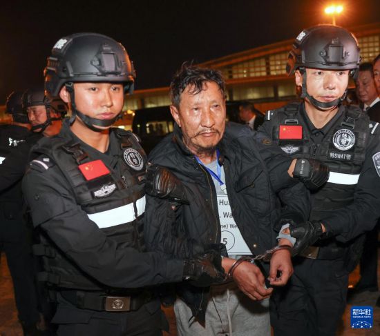 1月30日，在緬甸內比都國際機場，緬甸警方依法向我公安機關移交緬北重大犯罪嫌疑人魏懷仁。新華社記者 殷剛 攝