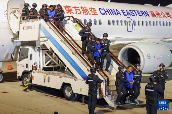 1月30日，在云南昆明長水機場，白所成、白應蒼、魏懷仁、劉正祥、劉正茂、徐老發(fā)等10名緬北重大犯罪嫌疑人被我公安機關成功押解回國。新華社記者 殷剛 攝