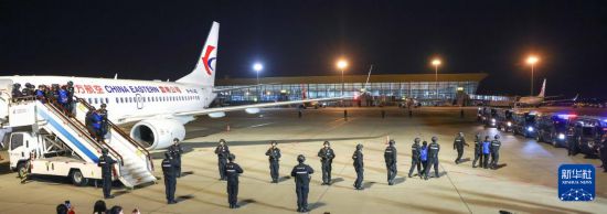 1月30日，在云南昆明長水機場，白所成、白應蒼、魏懷仁、劉正祥、劉正茂、徐老發(fā)等10名緬北重大犯罪嫌疑人被我公安機關成功押解回國。新華社記者 殷剛 攝