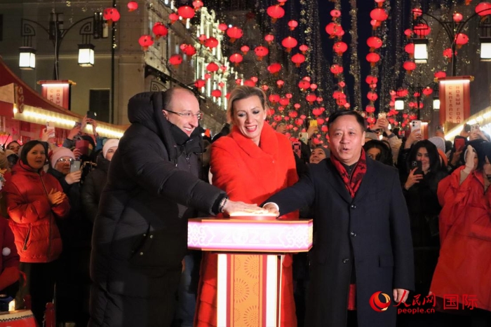張漢暉、扎哈羅娃、科茲洛夫（從右至左）共同按下活動啟動按鈕。于子恒攝