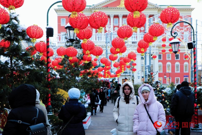 俄羅斯民眾在活動現(xiàn)場參觀游玩。人民網(wǎng)記者 隋鑫攝