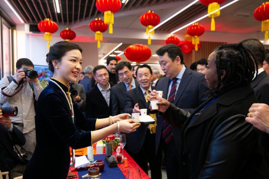 2月2日，人們在位于意大利羅馬的聯(lián)合國糧農(nóng)組織總部體驗中國茶藝。新華社記者李京攝