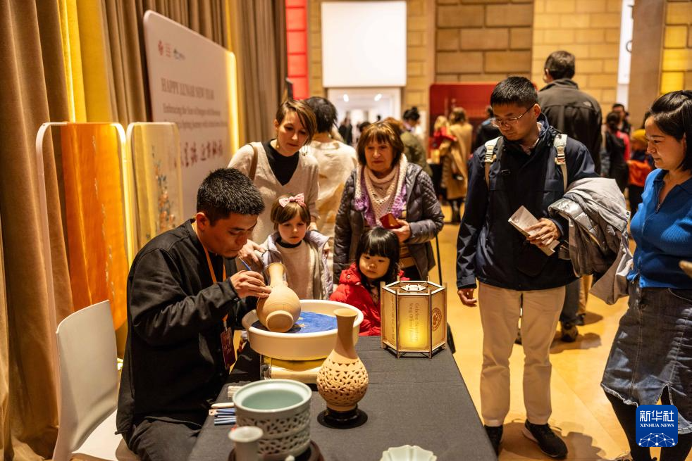 2月11日，參觀者在美國費(fèi)城藝術(shù)博物館舉行的龍年迎新春活動(dòng)上觀看瓷器制作。新華社發(fā)（周煥新攝）