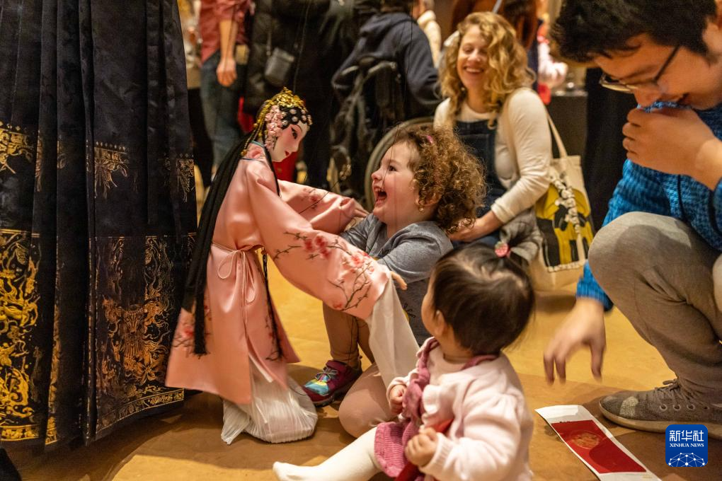 2月11日，孩子們在美國費(fèi)城藝術(shù)博物館舉行的龍年迎新春活動(dòng)上體驗(yàn)?zāi)九紤颉Ｐ氯A社發(fā)（周煥新攝）
