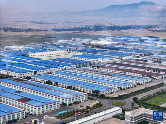 這是2023年11月3日在埃塞俄比亞杜凱姆市拍攝的東方工業(yè)園（無人機(jī)照片）。 新華社發(fā)（東方工業(yè)園供圖）