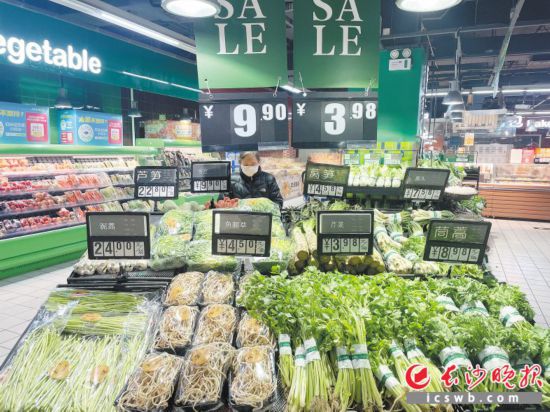 　　家樂(lè)福芙蓉廣場(chǎng)店，市民在選購(gòu)春菜。