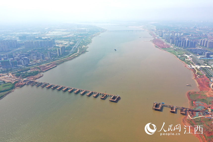 航拍九龍湖過江大橋，該橋是南昌第七座跨贛江通道。 人民網(wǎng) 時(shí)雨攝