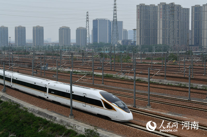列車駛出站臺。人民網(wǎng) 霍亞平攝