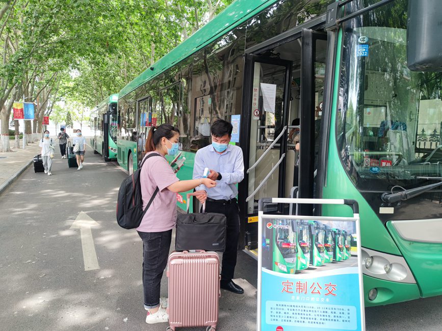 公交車(chē)從校園宿舍樓下出發(fā)，直達(dá)鄭州火車(chē)站和鄭州東站。崔晨攝