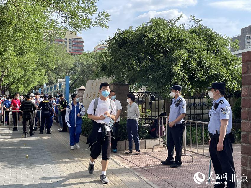 在中關村中學考點，考生們有序走入考點。人民網 董兆瑞攝