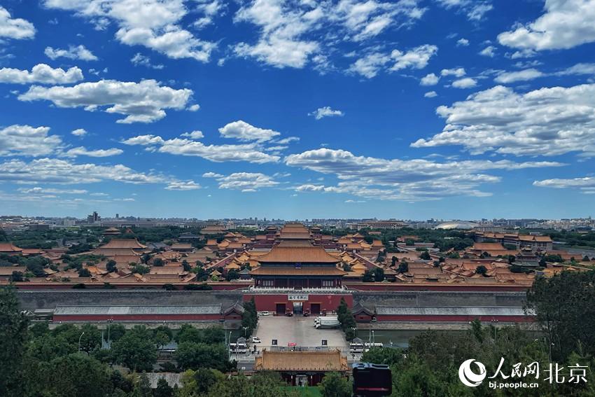 北京再現(xiàn)“高顏值”藍(lán)天白云。 人民網(wǎng) 池夢(mèng)蕊攝