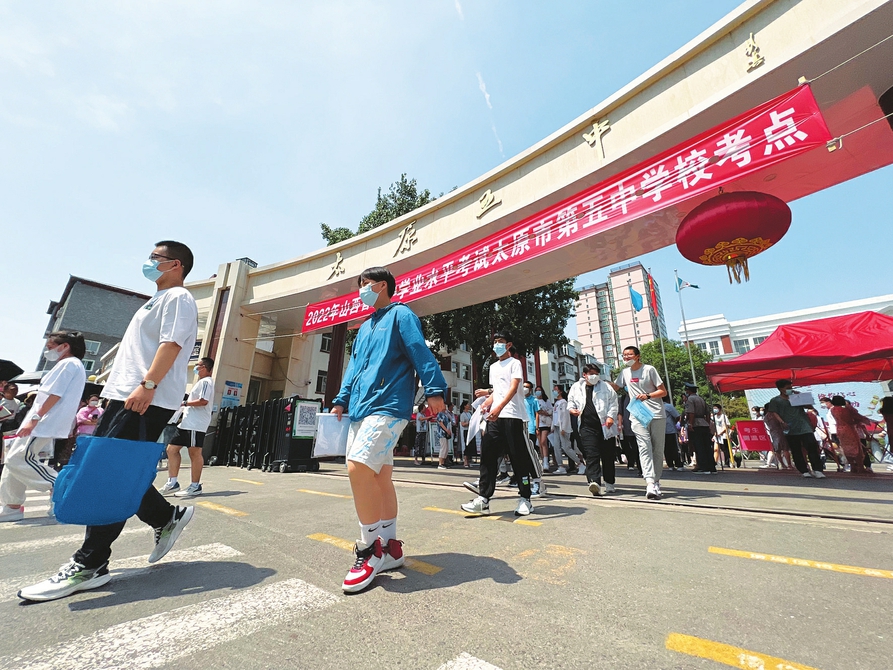 六月二十日，中考太原五中考點，完成首門考試的考生滿懷信心走出考場。記者李兆民攝