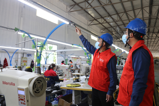 國網廣平縣供電公司共產黨員服務隊到當地服裝加工企業(yè)了解企業(yè)用電需求，幫助企業(yè)排查安全用電隱患。施振宇攝
