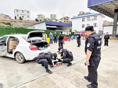圖為民警對重點車輛是否攜帶毒品進行檢查。省禁毒委供圖