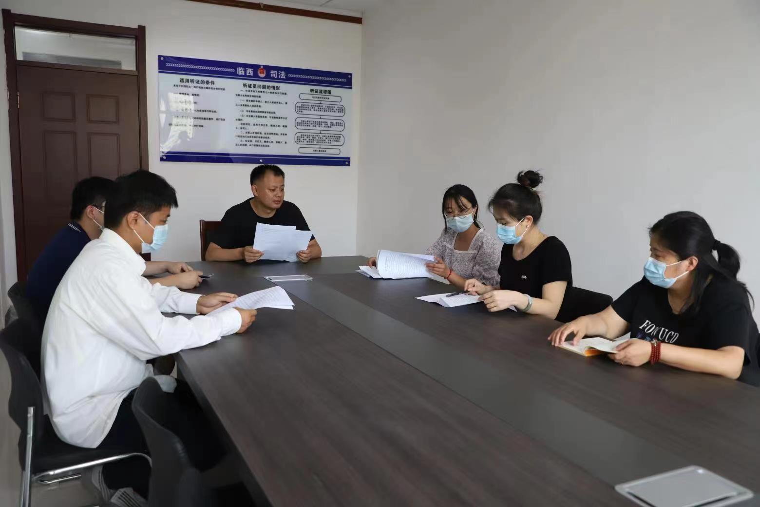 邢臺市臨西縣司法局工作人員在行政復議聽證室對行政復議事項開展聽證問詢。 孟凡儒攝