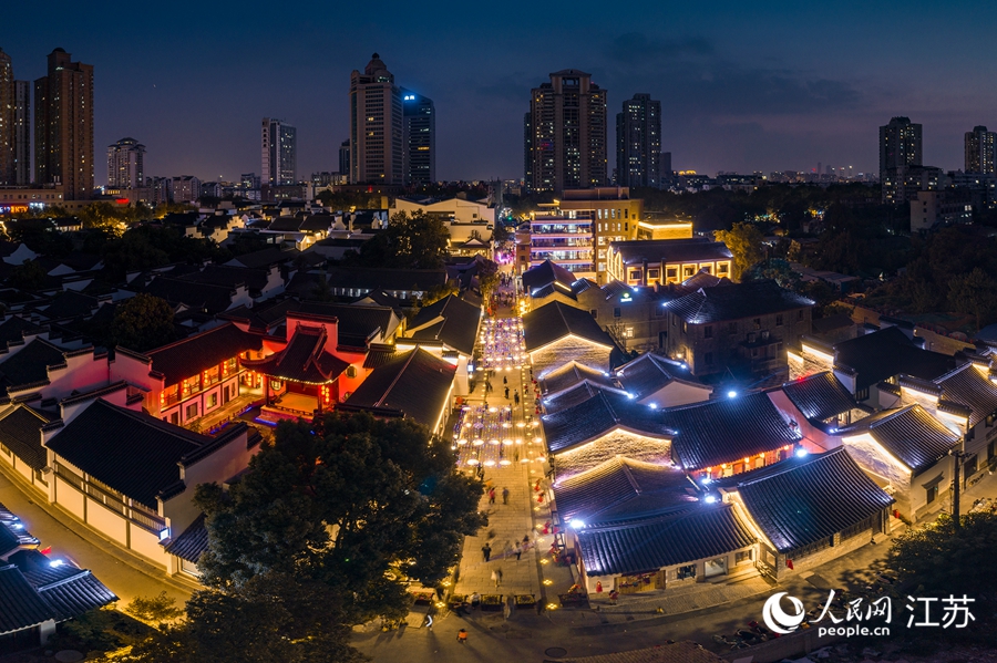 熙南里歷史文化休閑街區(qū)夜景。熙熙攝
