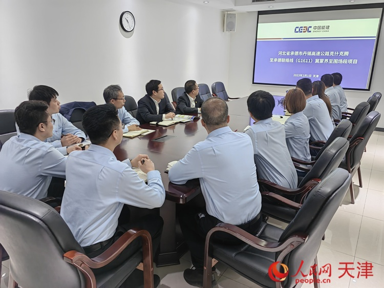 近日，中能建路橋工程有限公司領導班子成員與員工開會討論，如何根據(jù)今年的項目招聘合適的優(yōu)秀人才。  人民網(wǎng) 孫翼飛攝